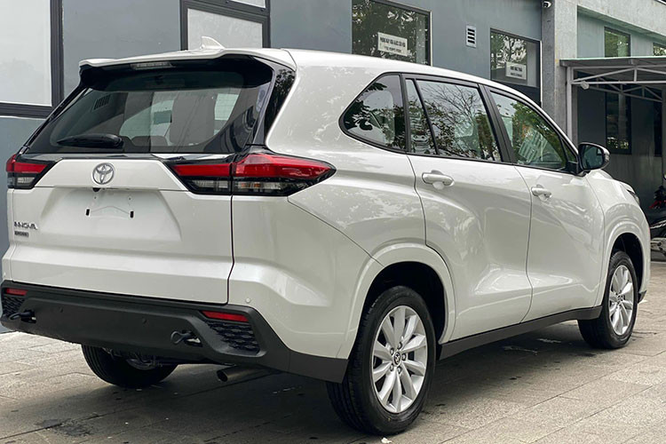 Phiên bản Xăng của Innova Cross được trang bị động cơ 2.0L sản sinh công suất cực đại 172 mã lực, mô-men xoắn cực đại 205 Nm kết hợp với hộp số tự động vô cấp Direct shift CVT giúp khởi hành mạnh mẽ và vô cùng êm ái.