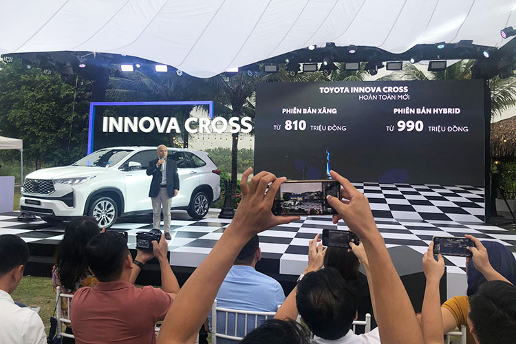 Xe được phân phối với 5 màu sắc và chính thức có mặt tại các Đại lý Toyota trên toàn quốc từ ngày 12/10/2023. Mức giá xe Toyota Innova Cross 2023 tại Việt Nam được công bố từ 810 triệu đồng cho phiên bản 8 chỗ máy xăng và 990 triệu đồng cho phiên bản hybrid 7 chỗ ngồi. Mức giá này cũng được xem là khá cạnh tranh so với "đối thủ" Hyundai Custin đến từ Hàn Quốc vừa ra mắt tháng 9 vừa qua.