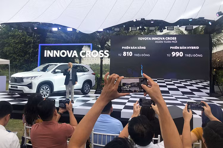 Xe được phân phối với 5 màu sắc và chính thức có mặt tại các Đại lý Toyota trên toàn quốc từ ngày 12/10/2023. Mức giá xe Toyota Innova Cross 2023 tại Việt Nam được công bố từ 810 triệu đồng cho phiên bản 8 chỗ máy xăng và 990 triệu đồng cho phiên bản hybrid 7 chỗ ngồi. Mức giá này cũng được xem là khá cạnh tranh so với "đối thủ" Hyundai Custin đến từ Hàn Quốc vừa ra mắt tháng 9 vừa qua.