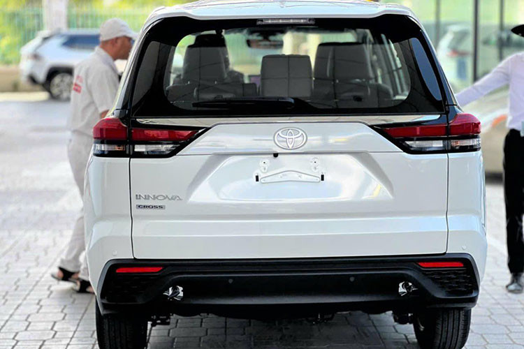 Thân xe với các đường gân dập nổi, kết hợp mâm xe hợp kim mạ bạc 5 chấu bắt mắt, kích thước lên tới 18’’ (phiên bản Hybrid) giúp xe nổi bật hơn trên mọi hành trình. Thiết kế cản sau và cửa cốp dạng hình thang đậm chất SUV khỏe khoắn, ấn tượng với cụm đèn hậu gồm dải LED mỏng kéo dài theo chiều ngang tạo nên tổng thể sang trọng, sắc nét.