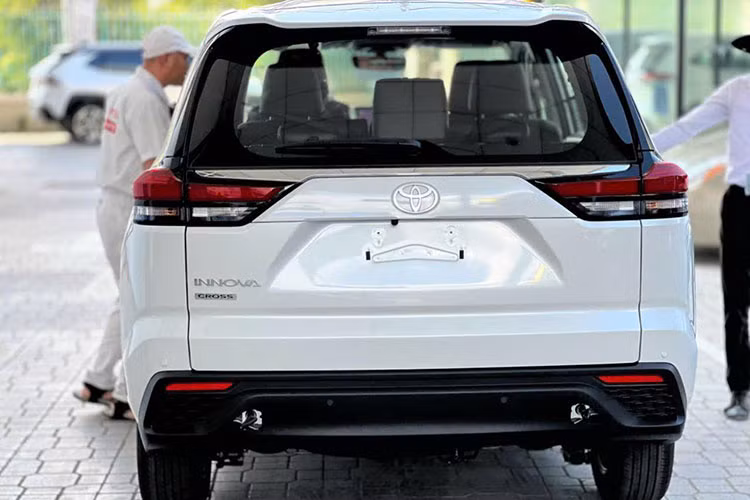 Thân xe với các đường gân dập nổi, kết hợp mâm xe hợp kim mạ bạc 5 chấu bắt mắt, kích thước lên tới 18’’ (phiên bản Hybrid) giúp xe nổi bật hơn trên mọi hành trình. Thiết kế cản sau và cửa cốp dạng hình thang đậm chất SUV khỏe khoắn, ấn tượng với cụm đèn hậu gồm dải LED mỏng kéo dài theo chiều ngang tạo nên tổng thể sang trọng, sắc nét.