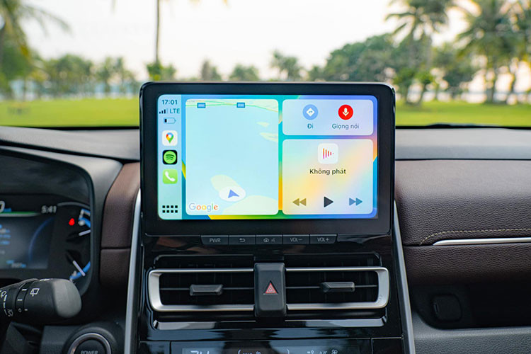 Ngoài ra, khoang hành lý của xe cũng được thiết kế rộng rãi với thể tích lên đến 991L, tạo sự linh hoạt về khả năng chứa đồ. Bên cạnh đó, vị trí để đồ được sắp xếp phù hợp cho từng hàng ghế cũng góp phần gia tăng sự tiện dụng cho hành khách trên mỗi chuyến đi dài.