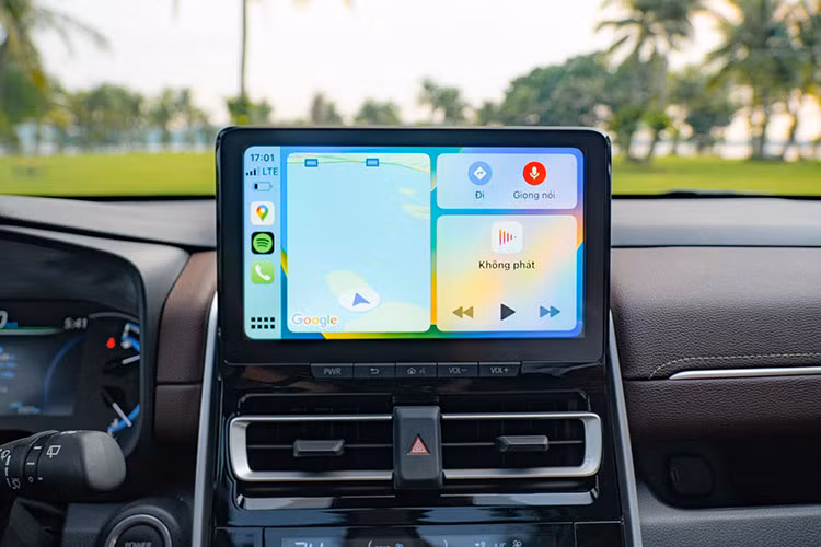 Ngoài ra, khoang hành lý của xe cũng được thiết kế rộng rãi với thể tích lên đến 991L, tạo sự linh hoạt về khả năng chứa đồ. Bên cạnh đó, vị trí để đồ được sắp xếp phù hợp cho từng hàng ghế cũng góp phần gia tăng sự tiện dụng cho hành khách trên mỗi chuyến đi dài.