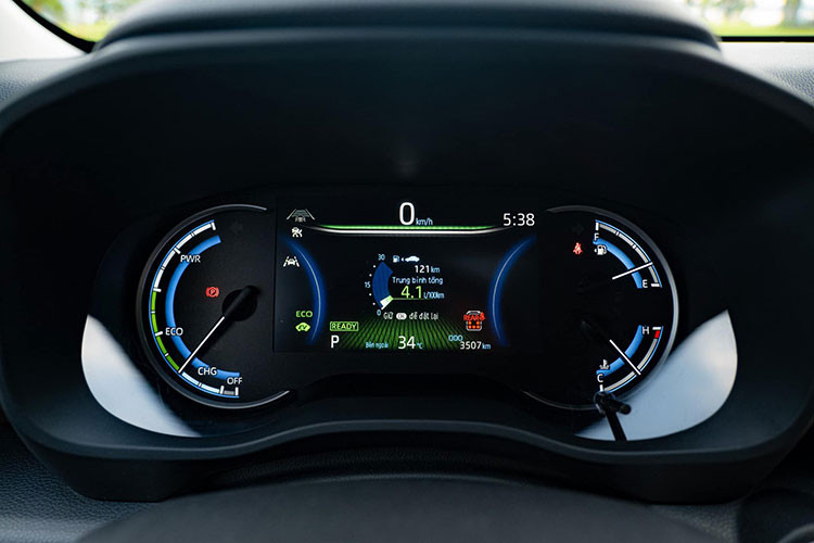 Màn hình hiển thị đa thông tin 7’’, màn hình giải trí 10.1’’ kết nối điện thoại thông minh không dây, hệ thống điều hòa tự động, phanh đỗ điện tử và giữ phanh tự động cùng cốp điện cũng là những tiện nghi hiện đại trên Innova Cross. Đặc biệt, phiên bản Hybrid được trang bị thêm cửa sổ trời toàn cảnh cùng hàng ghế thứ 2 có đệm chân chỉnh điện.