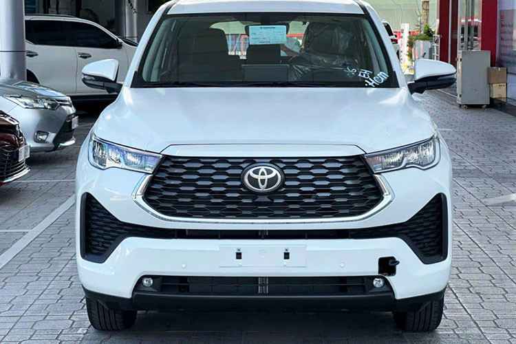 Mẫu MPV này được phát triển dựa trên khung gầm liền khối TNGA thay vì loại hình thang như trước. Không chỉ thay đổi khung gầm, xe còn tăng kích thước so với thế hệ cũ với chiều dài 4.760 mm, chiều rộng 1.850 mm, chiều cao 1.795 mm và chiều dài cơ sở 2.850 mm. Bên cạnh đó là phong cách thiết kế mới, theo hơi hướng MPV lai SUV, tương tự người anh em Toyota Veloz Cross.