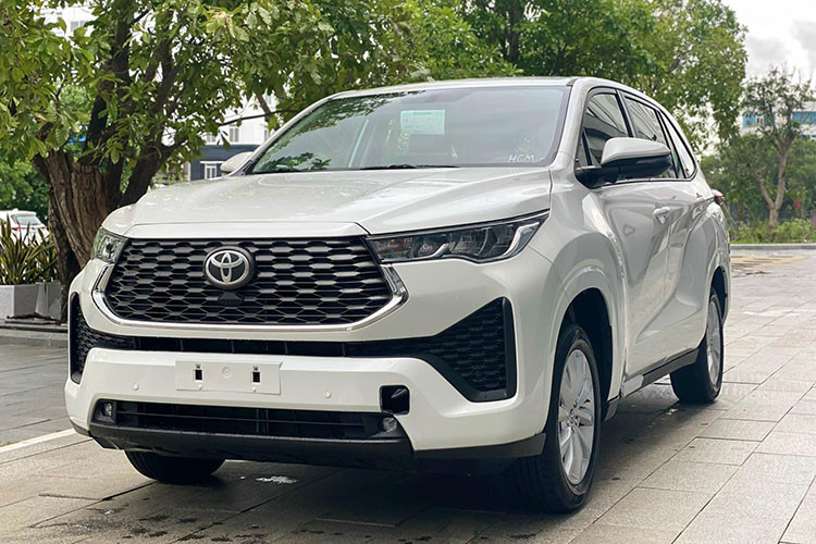 Phiên bản Hybrid với công suất của động cơ xăng là 150 mã lực kết hợp cùng mô tơ điện 111 mã lực, có chế độ lái thuần điện, cùng hộp số tự động vô cấp CVT. Đặc biệt, phiên bản HEV sử dụng hệ thống pin Hybrid thế hệ thứ 5 nhỏ gọn, nhẹ hơn nhưng tạo công suất cao hơn giúp cải thiện đáng kể mức tiêu thụ nhiên liệu mà vẫn đảm bảo khả năng tăng tốc vượt trội. Tại Việt Nam, xe sẽ cạnh tranh trực tiếp với Hyundai Custin có giá từ 850 - 999 triệu đồng.