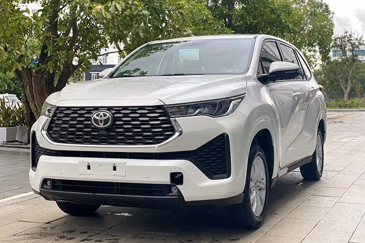 Phiên bản Hybrid với công suất của động cơ xăng là 150 mã lực kết hợp cùng mô tơ điện 111 mã lực, có chế độ lái thuần điện, cùng hộp số tự động vô cấp CVT. Đặc biệt, phiên bản HEV sử dụng hệ thống pin Hybrid thế hệ thứ 5 nhỏ gọn, nhẹ hơn nhưng tạo công suất cao hơn giúp cải thiện đáng kể mức tiêu thụ nhiên liệu mà vẫn đảm bảo khả năng tăng tốc vượt trội. Tại Việt Nam, xe sẽ cạnh tranh trực tiếp với Hyundai Custin có giá từ 850 - 999 triệu đồng.