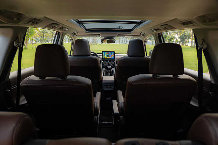 Innova Cross được trang bị gói công nghệ an toàn chủ động Toyota Safety Sense (phiên bản Hybrid) với những tính năng hỗ trợ tối đa cho người lái như: Cảnh báo tiền va chạm (PCS), Cảnh báo lệch làn và Hỗ trợ giữ làn đường (LDA &amp; LTA), Đèn chiếu xa tự động (AHB), Điều khiển hành trình chủ động (DRCC).