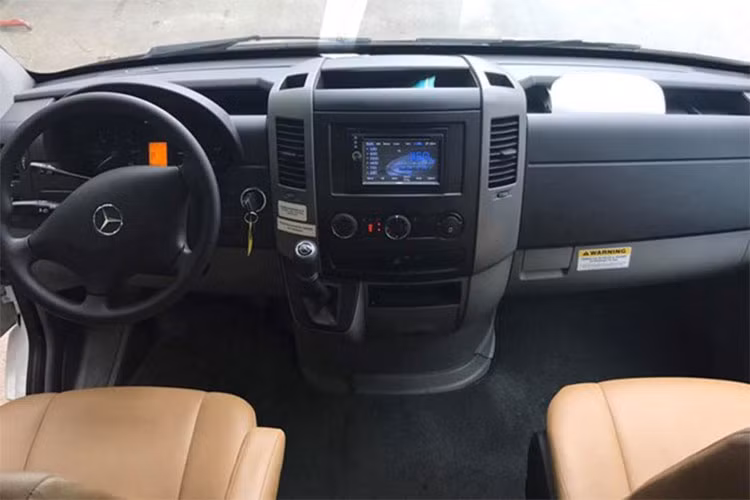 Gương chiếu hậu trên xe được tích hợp điện, bậc cửa lên xuống và cửa mở không cần chìa khóa. Nội thất của xe với vô-lăng 4 chấu thể thao, logo ngôi sao 3 cánh chính giữa, điều hòa hai vùng độc lập, màn hình giải trí ở trung tâm, mặt táp-lô thiết kế góc cạnh. Ghế ngồi bọc da màu nâu sữa tương đồng với ngoại thất bên ngoài của xe.