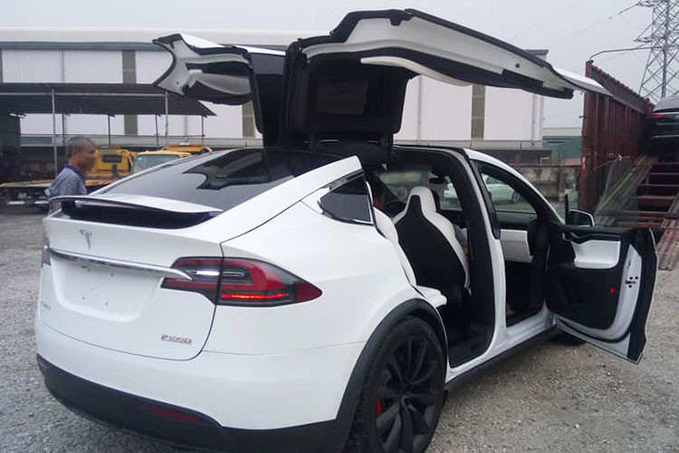 So với 3 chiếc xe ôtô điện Tesla Model X P100D còn lại đã được đưa về nước trước đó đều mang ngoại thất màu đen bóng, mẫu SUV điện mới cập bến Việt Nam có ngoại thất sơn màu trắng độc nhất vô nhị. Nhiều nguồn tin cho rằng xe này do một công ty nhập khẩu tư nhân Hà Nội đưa về nước cho khách hàng.