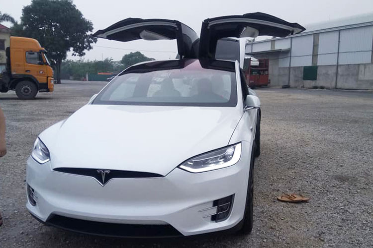 Những hình ảnh một chiếc xe SUV điện Tesla Model X P100D mới màu trắng mới được "đập thùng" tại Hà Nội đã gây xôn xao trên mạng xã hội. Hiện đây là chiếc Tesla Model X thứ 5 có mặt tại thị trường Việt Nam, đồng thời cũng là chiếc thứ 4 thuộc phiên bản cao cấp nhất là P100D. Chiếc còn lại thuộc bản Model X P90D.