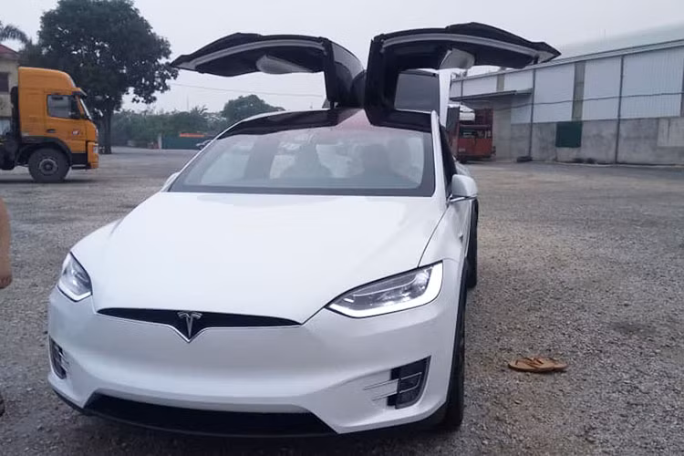 Những hình ảnh một chiếc xe SUV điện Tesla Model X P100D mới màu trắng mới được "đập thùng" tại Hà Nội đã gây xôn xao trên mạng xã hội. Hiện đây là chiếc Tesla Model X thứ 5 có mặt tại thị trường Việt Nam, đồng thời cũng là chiếc thứ 4 thuộc phiên bản cao cấp nhất là P100D. Chiếc còn lại thuộc bản Model X P90D.