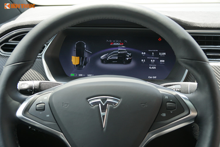 SUV điện Tesla Model X P100D mới cập bến Việt Nam chỉ mất khoảng thời gian 3 giây để có thể tăng tốc lên 100 km/h từ vị xuất phát, đây là con số khá ấn tượng trên một chiếc SUV. Khoảng thời gian tăng tốc 0-100km/h của Tesla Model X P100D còn tương đương một số siêu xe như Ferrari F12 Berlinetta hay Lamborghini Aventador LP700-4.