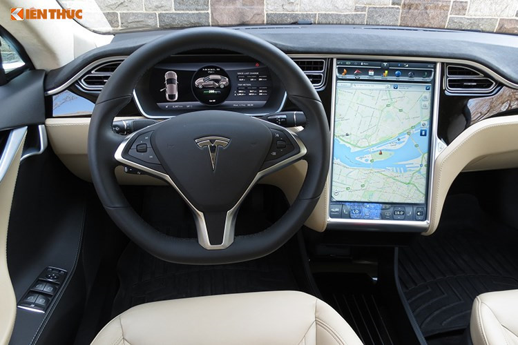 SUV điện Tesla Model X P100D màu trắng độc nhất Việt Nam còn có các ghế ngồi bọc da màu trắng phau đẹp mắt. Điểm nhất có thể kể đến như mặt lưng ghế, dây an toàn hay thành cửa hoành thành với màu đen. Phía trước khoang lái có bảng táp lô và bảng điều khiển trung tâm được phối 2 tông màu tưởng phản là trắng và đen