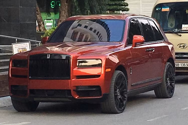 Số lượng mẫu SUV siêu sang Rolls-Royce Cullinan tại Việt Nam đã gần đạt 10 chiếc, tất cả số xe này đều được nhập khẩu không chính hãng, thông qua các công ty tư nhân. Khá thú vị là chỉ có duy nhất một chiếc Rolls-Royce Cullinan màu đỏ và thuộc sở hữu của đại gia ở Hà Nội.