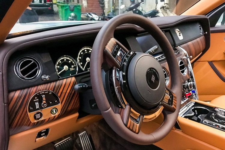 Chiếc SUV siêu sang Rolls-Royce Cullinan mang màu sơn đỏ Mugello độc nhất Việt Nam thuộc bản bốn chỗ ngồi, điều này đồng nghĩa hàng ghế sau sẽ có hai ghế ngồi kiểu độc lập và thương gia theo gói tuỳ chọn Individual Seat. Ở giữa hai hàng ghế này có bệ tỳ tay, tủ lạnh, hai chiếc ly và rượu champagne cùng một số tuỳ chọn khác.