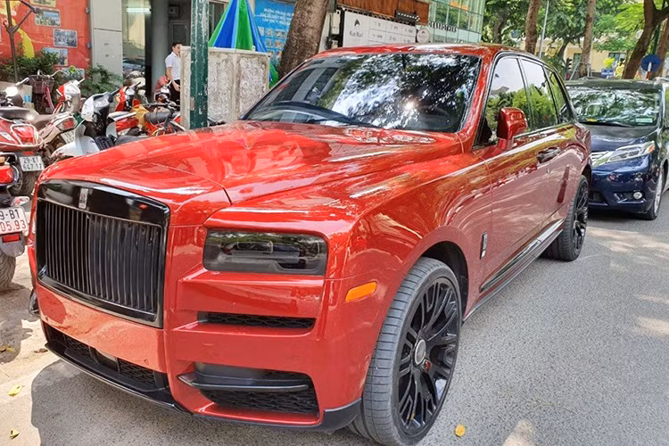 Vẫn chưa rõ mức giá xe Rolls-Royce Cullinan tại các công ty nhập khẩu tư nhân. Chỉ biết rằng, khi mới về nước Rolls-Royce tại Việt Nam chào giá bán Cullinan bắt đầu từ 41 tỷ đồng cho bản tiêu chuẩn và bản cao cấp nhất có giá lên đến hơn 52 tỷ đồng. Hiện tại, giá xe Rolls-Royce Cullinan chính hãng cũng hạ nhiệt với mức chào bán từ 32,382 tỷ đồng.