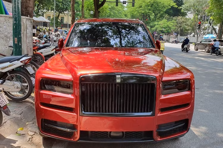 Đầu tiên chính là việc thay đổi một số chi tiết mạ crôm sáng bóng của SUV siêu sang Rolls-Royce Cullinan mang màu đỏ độc nhất Việt Nam sang màu đen. Chẳng hạn như các thanh nẹp bên hông, thanh chia gió ở hốc gió trước hay tay nắm cửa đều được sơn lại màu đen.