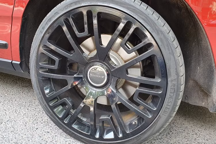 Ngay cả đến bộ vành độ Mansory cá tính cũng được chủ nhân cho đi sơn lại màu đen. Sự phối hợp giữa màu sơn đỏ Mugello trên chiếc SUV siêu sang Rolls-Royce Cullinan này cùng các chi tiết mới được sơn lại màu đen khá ăn ý và giúp ngoại hình xe trở nên cứng cáp.