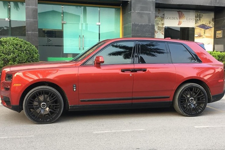 Chiếc SUV siêu sang Rolls-Royce Cullinan mang màu sơn đỏ độc nhất Việt Nam hiện đã được chủ nhân cho thay đổi diện mạo rất khác lạ so với lúc cập bến vào giữa tháng 6/2019. Ngoại hình của xe liên tục được làm mới từ vành độ Mansory cho đến màu sơn ở ngoại thất phối lại theo ý thích của chủ xe.