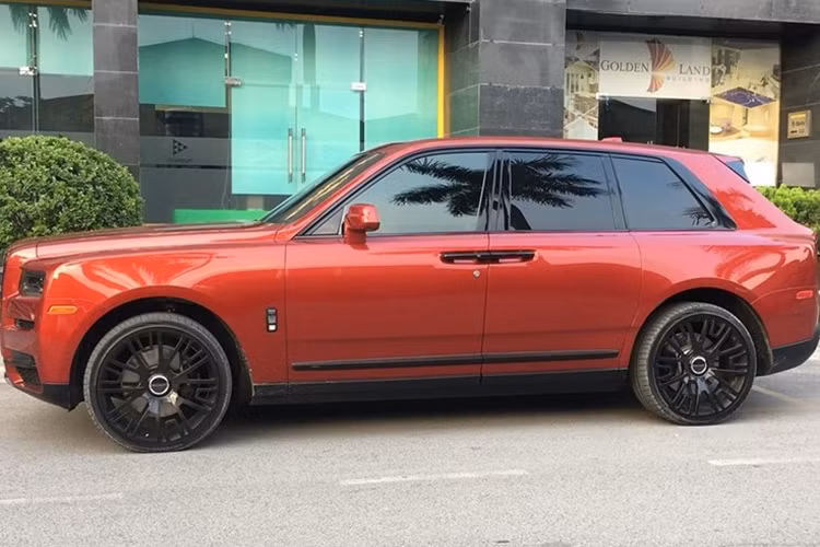 Chiếc SUV siêu sang Rolls-Royce Cullinan mang màu sơn đỏ độc nhất Việt Nam hiện đã được chủ nhân cho thay đổi diện mạo rất khác lạ so với lúc cập bến vào giữa tháng 6/2019. Ngoại hình của xe liên tục được làm mới từ vành độ Mansory cho đến màu sơn ở ngoại thất phối lại theo ý thích của chủ xe.