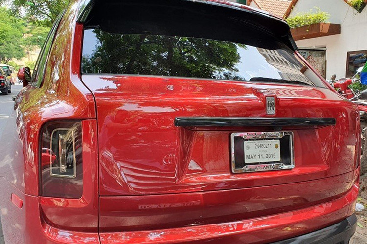 Chưa hết, cản va trước và tấm ốp cản va sau màu bạc của chiếc SUV siêu sang Rolls-Royce Cullinan này cũng đã được sơn lại thành tông màu đen. Ngoài ra đèn pha và đèn hậu của xe cũng được sơn lại màu tối.