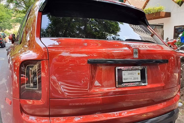 Chưa hết, cản va trước và tấm ốp cản va sau màu bạc của chiếc SUV siêu sang Rolls-Royce Cullinan này cũng đã được sơn lại thành tông màu đen. Ngoài ra đèn pha và đèn hậu của xe cũng được sơn lại màu tối.