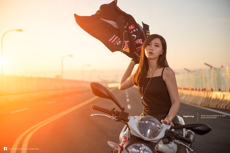 Phần đầu nổi bật với cụm đèn pha đa diện cỡ lớn, 2 đèn xi nhan được bố trí hai bên nhỏ gọn.