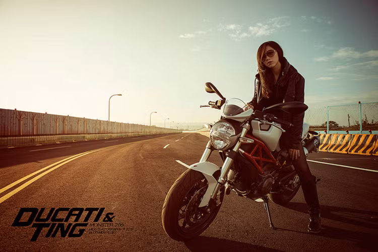 Là một mãu naked-bike hạng trung - Monster 796 không quá kén người lái, không quá khó để làm quen và chạy thử.