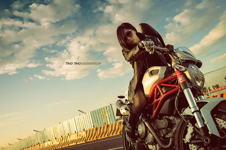 Chiếc naked-bike của hãng Ý càng trở nên hấp dẫn hơn khi sánh đôi cùng cô người mẫu Châu Á đầy cá tính với phong các nổi loạn.