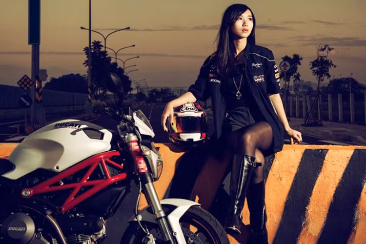 Xe sử dụng hệ thống giảm xóc trước Marzocchi hành trình ngược 43mm, giảm xóc sau dạng đơn của Sachs có hành trình 148mm, phanh Brembo đĩa 320mm 4 piston trước và đĩa 245mm 2 piston sau.