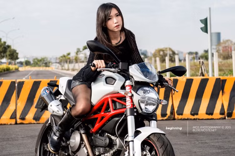 Ducati Monster 796 2014 không có nhiều thay đổi so với Moster 795 ngoài một số chi tiết nâng cấp về mâm xe và gắp.