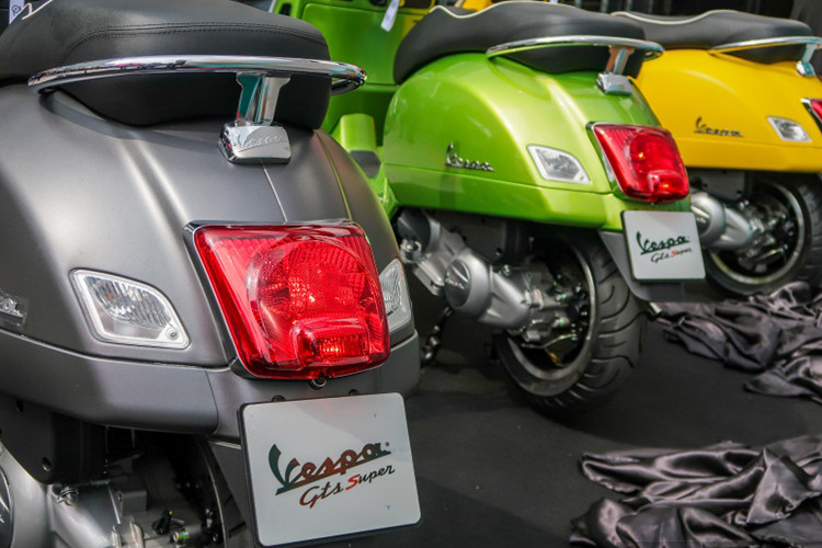 Trong khi đó, hốc gió trước được thiết kế dạng mang cá 3 khứa tương tự như những người anh em là Vespa Primavera, Sprint và cả 946. Trên phiên bản GTS 300 mới này, hệ thống làm mát của xe phát ra khá lớn mỗi khi đi trên phố đông, thậm chí tiếng kêu của nó còn to hơn một chiếc môtô thể thao (Đây được xem là điểm yếu nổi bật duy nhất trên mẫu xe này).