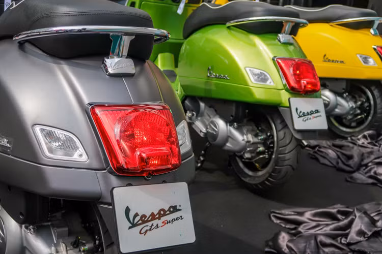 Trong khi đó, hốc gió trước được thiết kế dạng mang cá 3 khứa tương tự như những người anh em là Vespa Primavera, Sprint và cả 946. Trên phiên bản GTS 300 mới này, hệ thống làm mát của xe phát ra khá lớn mỗi khi đi trên phố đông, thậm chí tiếng kêu của nó còn to hơn một chiếc môtô thể thao (Đây được xem là điểm yếu nổi bật duy nhất trên mẫu xe này).