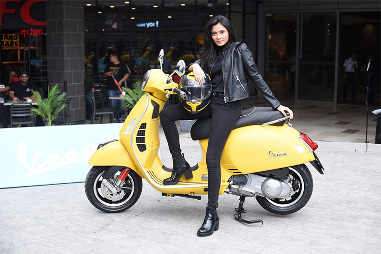 Vespa GTS 300 mới vẫn tiếp tục giữ gìn những nét đặc trưng của mẫu Vespa cỡ lớn, đồng thời có thêm các chi tiết thiết kế quan trọng tạo phong cách giúp tăng thêm sức hấp dẫn với người tiêu dùng. Xe sở hữu kích thước dài x rộng lần lượt là 1.950 x 755mm, chiều dài trục cơ sở 1.375mm, dung tích bình xăng hơn 8,5L và trọng lượng không tải 160kg.