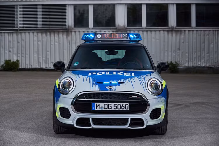 Thân xe của mẫu xe MINI bắt cướp này được được sơn theo phong cách graffity đậm chất đường phố. Dưới nắp capo là khối động cơ tăng áp 2.0 lít 4 xi-lanh, công suất 231 mã lực và mô-men xoắn 350 Nm.