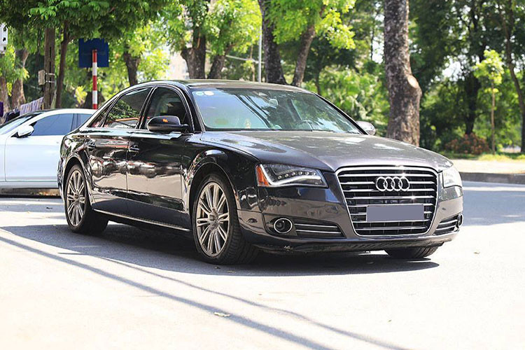 Một chủ nhân ở Hà Nội, mới đây đã rao bán chiếc xe sang Audi A8 đã qua hơn 7 năm sử dụng với giá chỉ 2,1 tỷ đồng khiến nhiều người bất ngờ. Đây là chiếc sedan Audi A8 đời 2010 nhưng được đăng ký vào năm 2011.