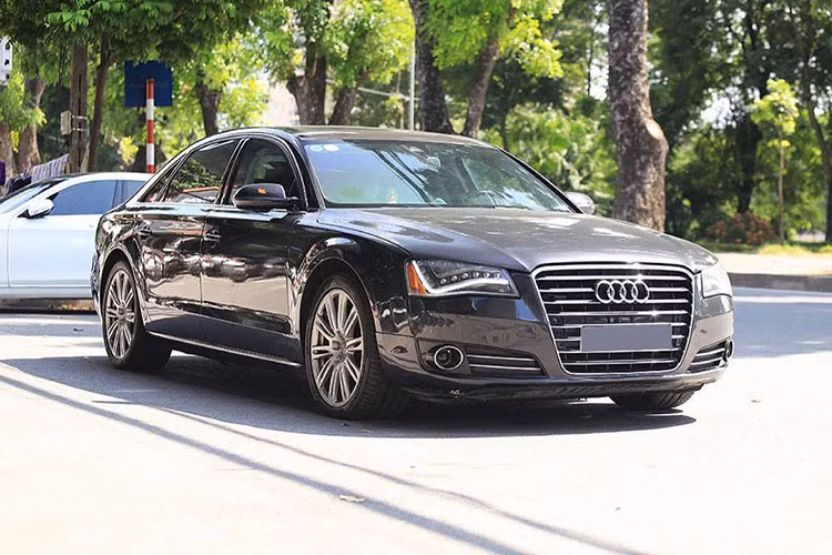 Một chủ nhân ở Hà Nội, mới đây đã rao bán chiếc xe sang Audi A8 đã qua hơn 7 năm sử dụng với giá chỉ 2,1 tỷ đồng khiến nhiều người bất ngờ. Đây là chiếc sedan Audi A8 đời 2010 nhưng được đăng ký vào năm 2011.
