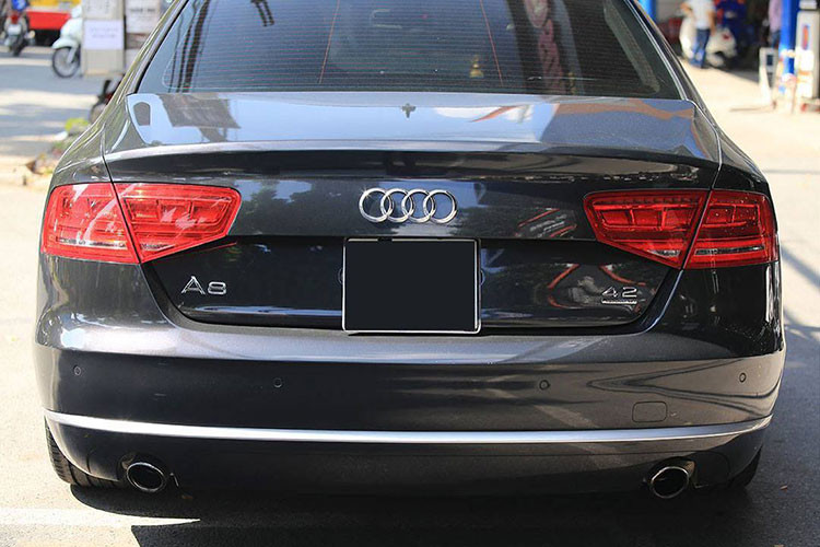 Hiện Audi A8 2010 được rao bán tại một showroom tư nhân Hà Nội với mức giá 2 tỷ 150 triệu đồng, rẻ hơn tới gần 400 triệu đồng so với đàn em Audi A5 2018 hoàn toàn mới. Tuy nhiên, so với các mẫu xe sang mới cứng hiện nay, đây vẫn là lựa chọn phải cân nhắc.