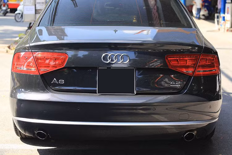 Hiện Audi A8 2010 được rao bán tại một showroom tư nhân Hà Nội với mức giá 2 tỷ 150 triệu đồng, rẻ hơn tới gần 400 triệu đồng so với đàn em Audi A5 2018 hoàn toàn mới. Tuy nhiên, so với các mẫu xe sang mới cứng hiện nay, đây vẫn là lựa chọn phải cân nhắc.