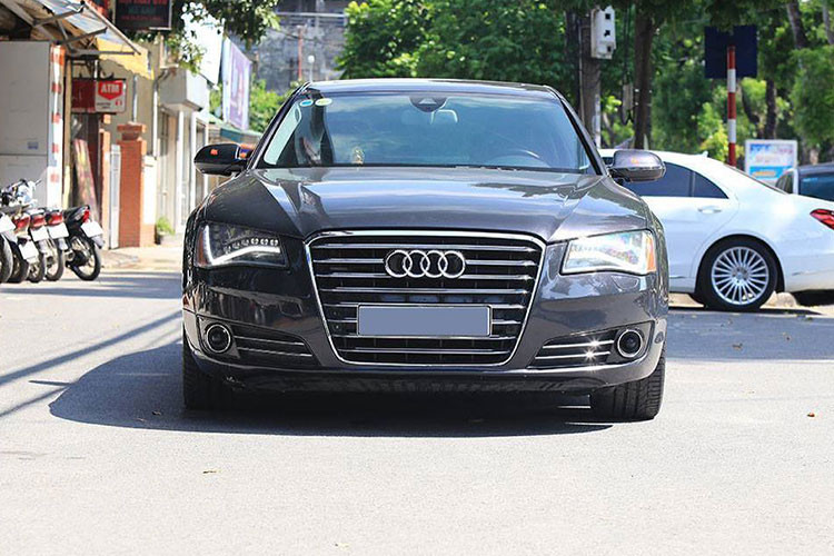 Được biết, vào thời điểm ra mắt mẫu sedan hạng sang này vào năm 2010 tại thị trường Việt Nam, nó có mức giá bán khởi điểm từ 4 tỷ đồng. Như vậy sau khoảng gần 8 năm sử dụng, người dùng đã lỗ khoảng 2 tỷ đồng - gần bằng một chiếc xe sang Mercedes-Benz E200 đập hộp.