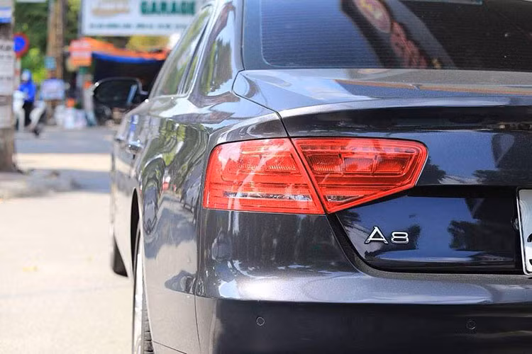 Cụm đèn hậu trên Audi A8 phiên bản 2010 này cũng được thiết kế dạng LED, cản sau nổi bật với 2 ống xả lớn, đặt thấp được chia đều 2 bên. Ngoài ra, chi tiết nổi bật nhất của thân xe chính là bộ mâm hợp kim 10 chấu với kích cỡ 20 inch.
