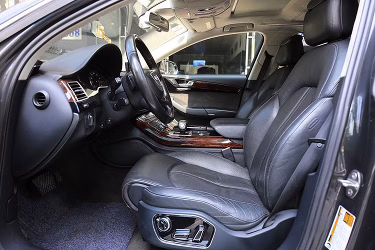 Ngoài các chi tiết nội thất được bọc da và ốp gỗ, xe còn được trang bị cụm thông tin sau tay lái với 2 màn hình analog và 1 màn hình TFT trung tâm, hiện đại không kém bất kỳ mẫu xe hạng sang nào ở thời điểm hiện tại.