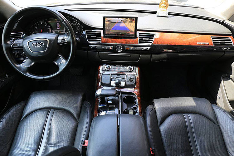 Sau hơn 100.000 km sử dụng, những dấu hiệu thời gian xuất hiện trong khoang nội thất của Audi A8 là điều không thể tránh khỏi. Tuy nhiên, với những tiện nghi hàng đầu vào thời điểm ra mắt, nội thất Audi A8 vẫn dư sức đáp ứng nhu cầu của bất kì ai sở hữu xe ở thời điểm hiện tại.