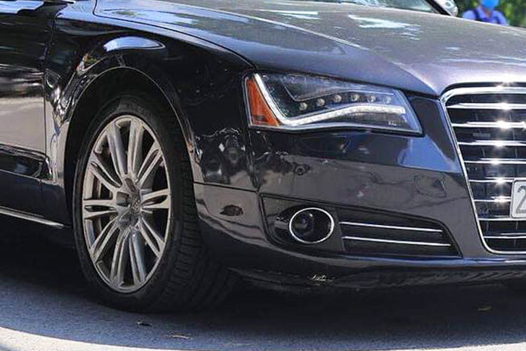 Với ngoại thất tối giản và sử dụng nhiều đường thẳng, Audi A8 vẫn đem lại cảm giác sang trọng, hiện đại qua năm tháng. Chủ nhân tiếp theo của mẫu xe này hoàn toàn có thể tự tin rằng mình đang sở hữu một chiếc xe không lỗi thời, dù hiện tại xe sắp bước sang năm tuổi thứ 8.