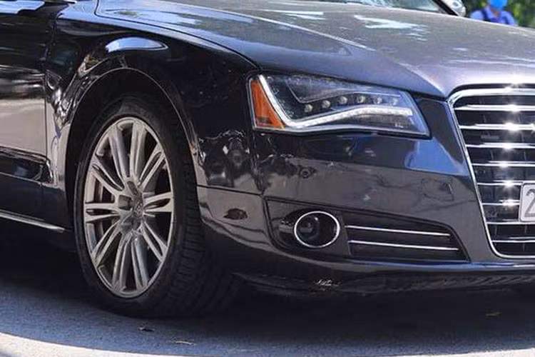 Với ngoại thất tối giản và sử dụng nhiều đường thẳng, Audi A8 vẫn đem lại cảm giác sang trọng, hiện đại qua năm tháng. Chủ nhân tiếp theo của mẫu xe này hoàn toàn có thể tự tin rằng mình đang sở hữu một chiếc xe không lỗi thời, dù hiện tại xe sắp bước sang năm tuổi thứ 8.