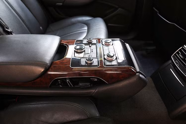 Audi A8 2010 có 2 tuỳ chọn động cơ bao gồm động cơ 3.0L V6 và động cơ 4.2L V8. Chiếc Audi A8 đang được rao bán là phiên bản cao cấp hơn, sử dụng khối động cơ 4.2L V8, công suất đầu ra của khối động cơ này là 372 mã lực và 445 Nm mô-men xoắn. Xe tăng tốc từ 0 - 100 km/h trong thời gian 5,8 giây và có thể đạt vận tốc tối đa 250km/h.