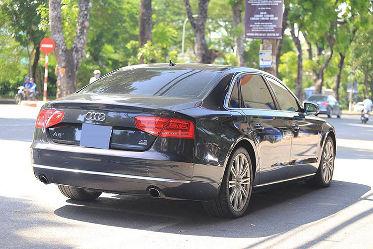 Audi A8 là dòng xe sedan hạng sang của thương hiệu ôtô Audi, "đối thủ" của Mercedes-Benz E 200 hay BMW 520i. Theo hãng xe sang Đức, thời điểm đó những công nghệ cao cấp và tinh túy bậc nhất của hãng xe có logo 4 vòng tròn đều được hiện diện trọn vẹn trên dòng xe này.