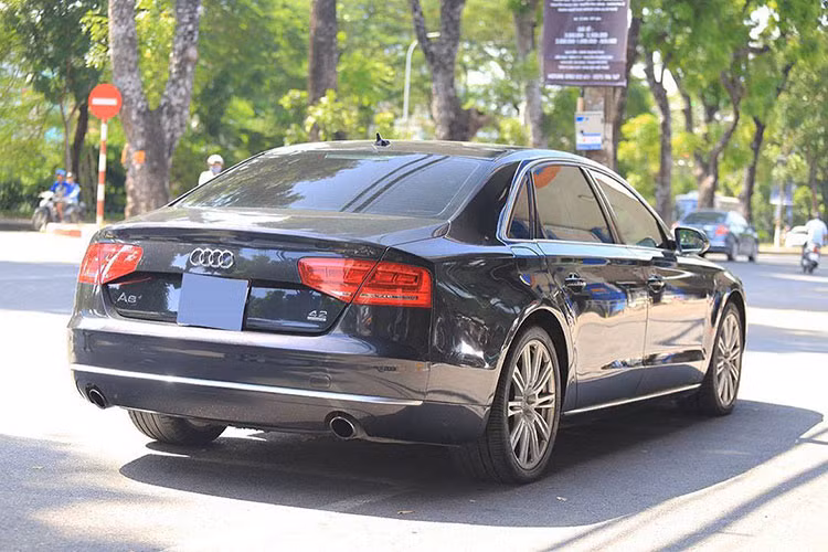 Audi A8 là dòng xe sedan hạng sang của thương hiệu ôtô Audi, "đối thủ" của Mercedes-Benz E 200 hay BMW 520i. Theo hãng xe sang Đức, thời điểm đó những công nghệ cao cấp và tinh túy bậc nhất của hãng xe có logo 4 vòng tròn đều được hiện diện trọn vẹn trên dòng xe này.