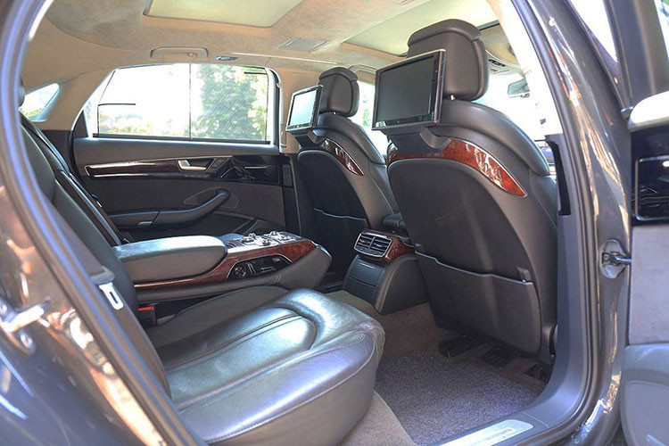 Là đối thủ cạnh tranh của Mercedes-Benz S-Class và BMW 7-Series, không bất ngờ khi hàng ghế phía sau của Audi A8 vô cùng rộng rãi và được lấp đầy bằng những công nghệ. Đáng chú ý là hệ thống giải trí với màn hình trung tâm lớn, tích hợp hệ thống dẫn đường, đi kèm với dàn âm thanh 12 loa Bose có tổng công suất lên tới 255W.
